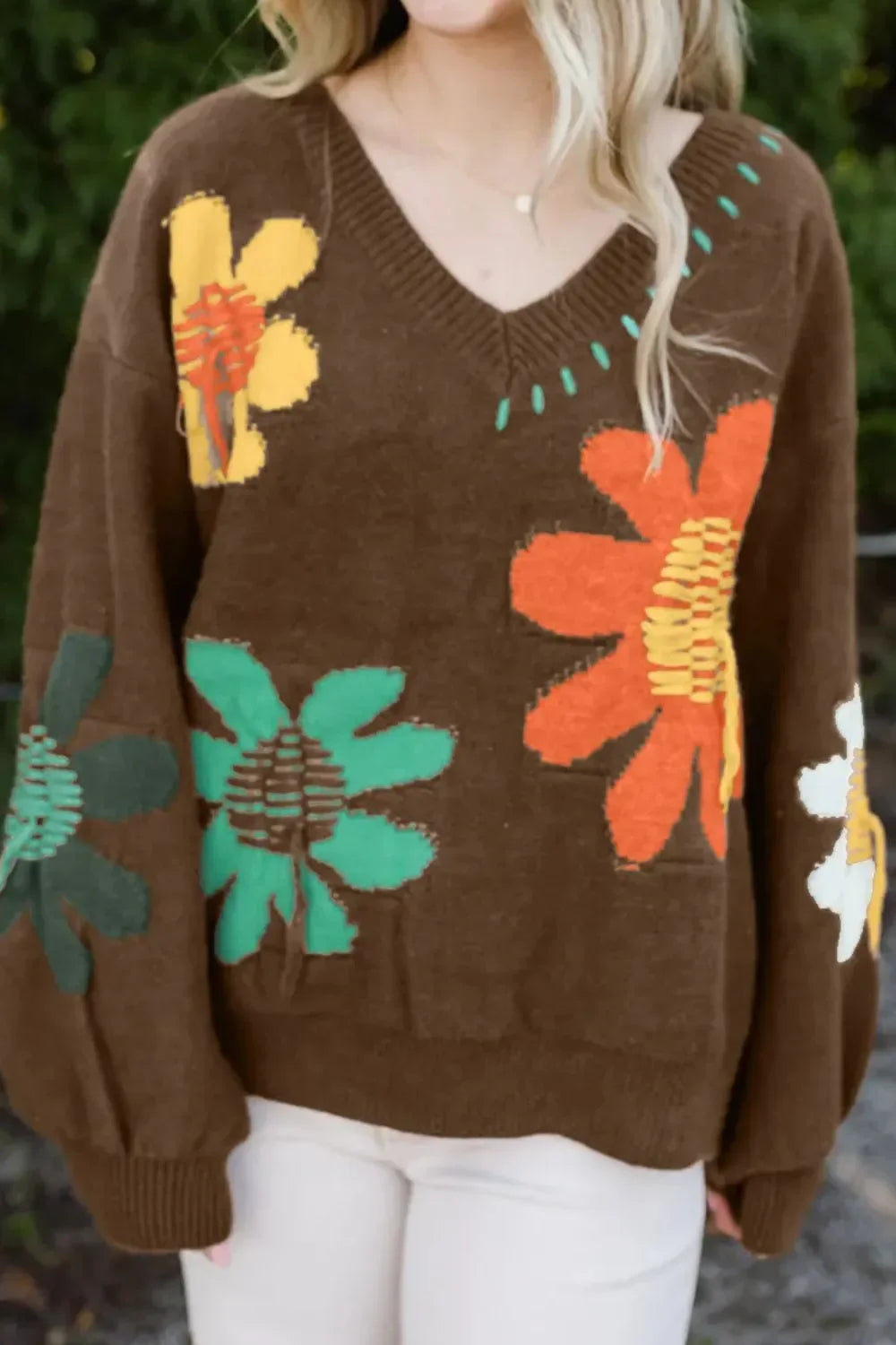 Brown oversized sweater with colorful floral patterns, V-neck, balloon sleeves, casual style